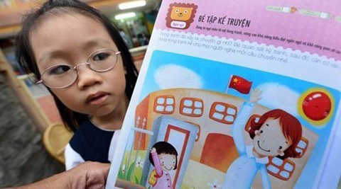Trang 16 cuốn sách Phát triển toàn diện trí thông minh cho trẻ dành cho các em nhỏ chuẩn bị vào lớp 1 của Nhà xuất bản Dân Trí đăng cờ của Trung Quốc. Ảnh: Tuổi trẻ.