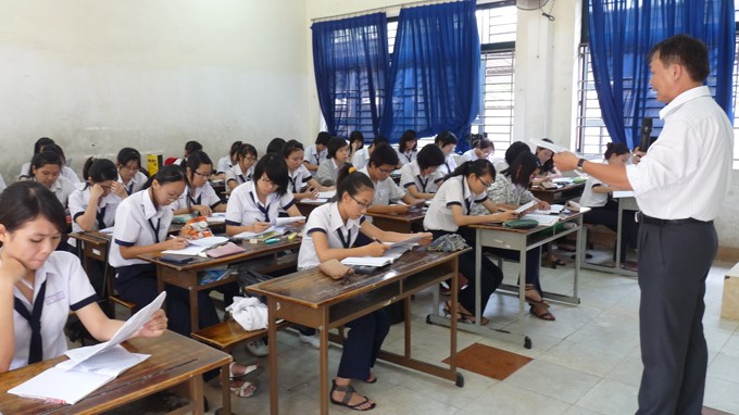 Học sinh ôn thi tốt nghiệp tại Trường THPT Nguyễn Hữu Huân - Ảnh: H.Hương