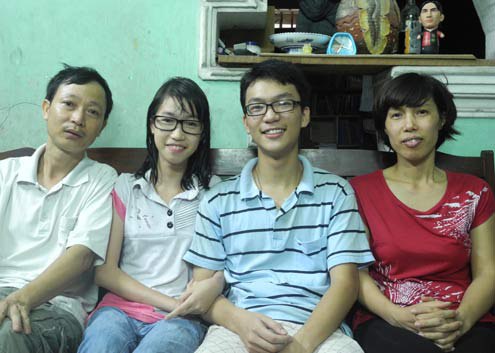 Tùng chia sẻ được bố mẹ dạy cho tính kiên nhẫn, chịu khó và yêu đời. Ảnh: Nguyễn Hòa.