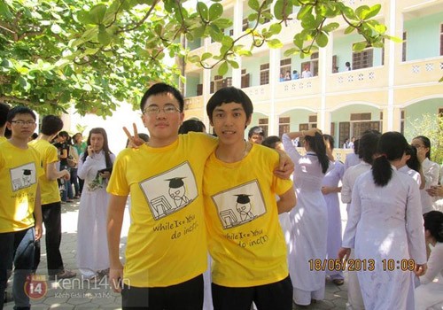 Nguyễn Xuân Đức (phải) - tân thủ khoa đại học Công nghệ - ĐHQG Hà Nội.
