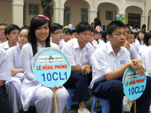 Học sinh Trường THPT chuyên Lê Hồng Phong trong lễ khai giảng năm học 2012-2013 - Ảnh: H.Lân