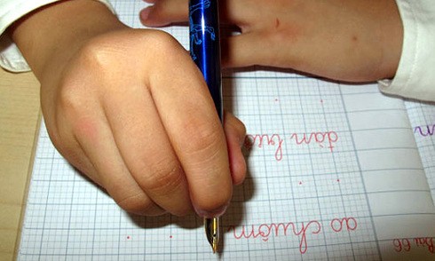 Giúp trẻ lớp 1 cầm bút đúng cách